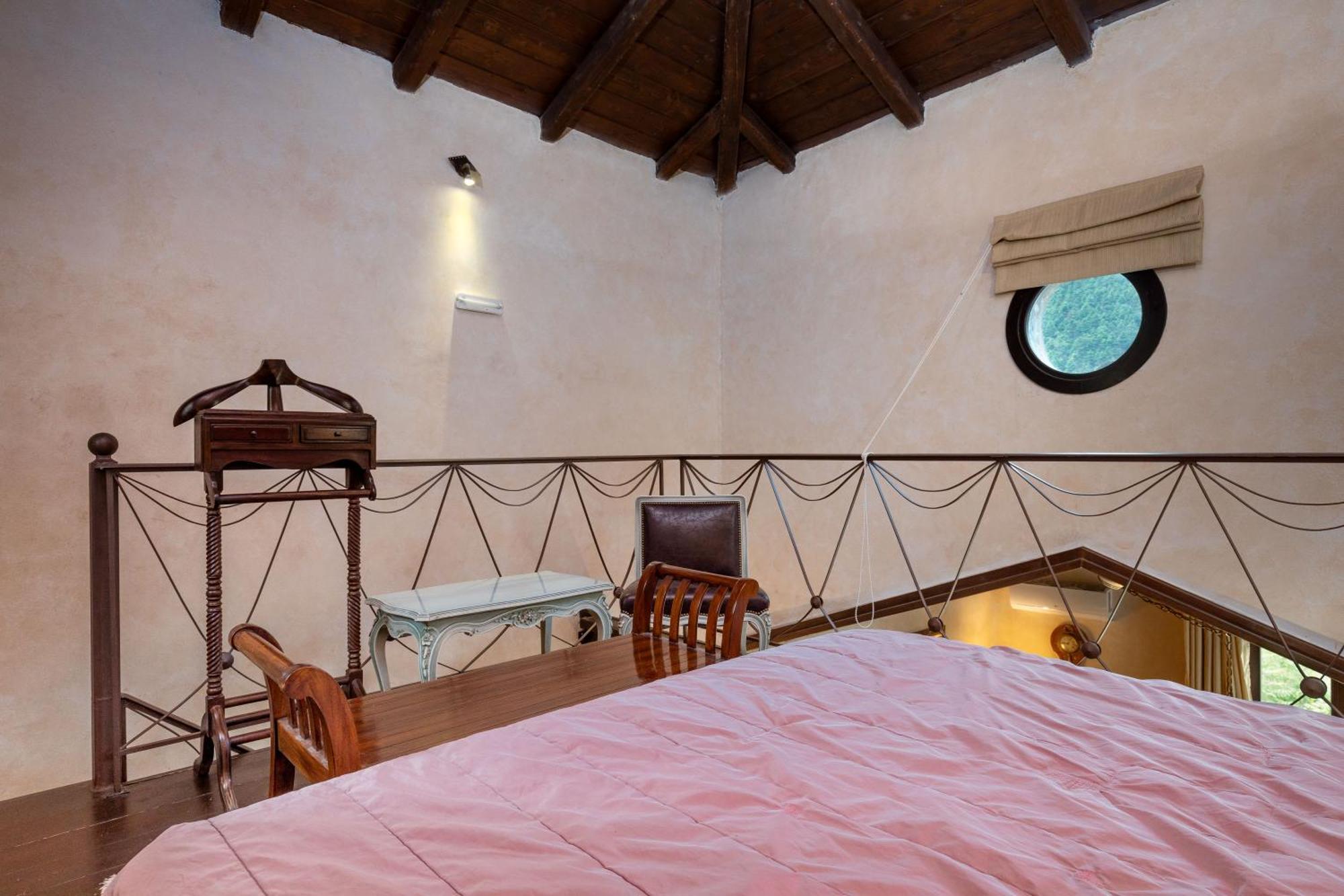 Ostra Menalon Luxury Suites Kardharás Habitación foto