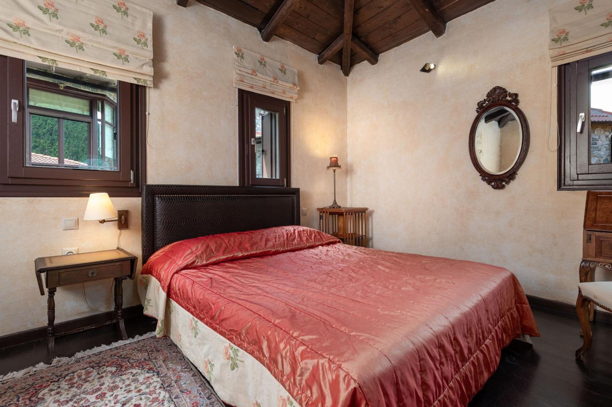 Ostra Menalon Luxury Suites Kardharás Habitación foto