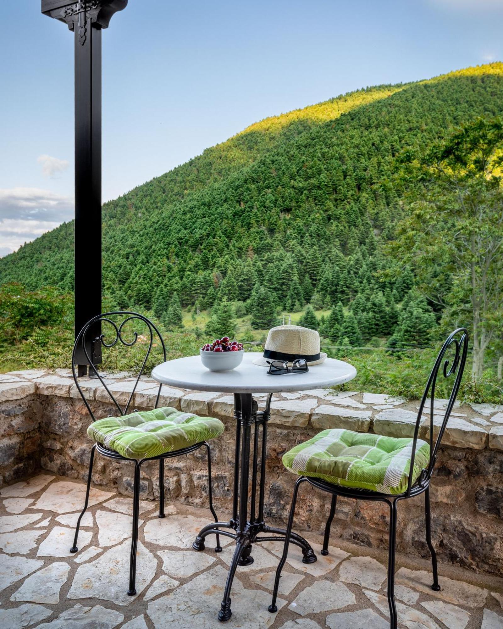 Ostra Menalon Luxury Suites Kardharás Exterior foto