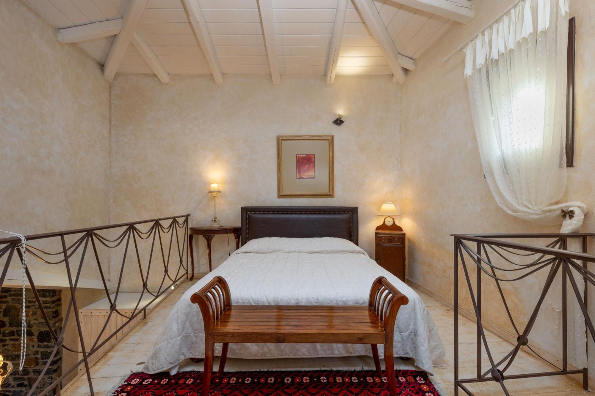 Ostra Menalon Luxury Suites Kardharás Habitación foto
