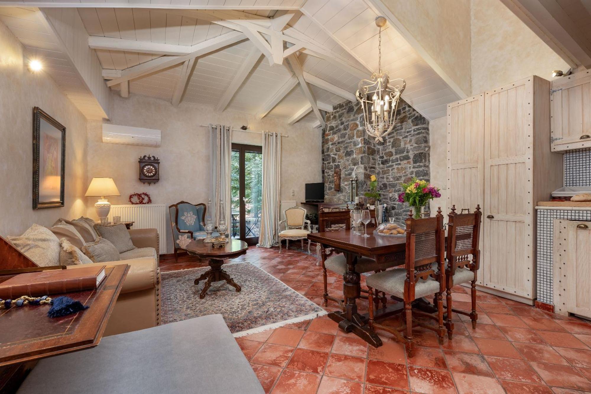 Ostra Menalon Luxury Suites Kardharás Habitación foto