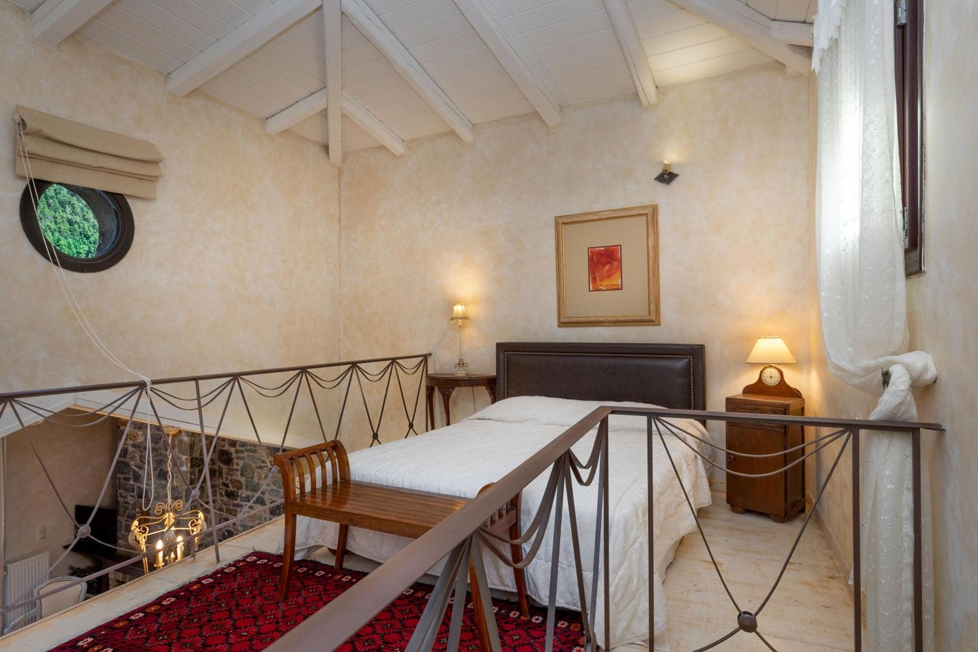Ostra Menalon Luxury Suites Kardharás Habitación foto